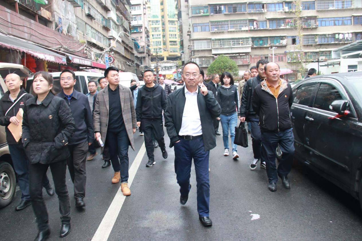 市交通集團黨委書記、董事長劉榮率隊在延安西路智慧停車場項目進行實地走訪